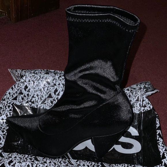 Sock pointed bootie - Picture 2 of 2